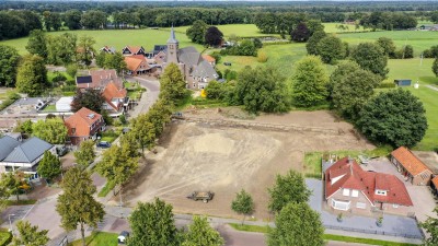 Eerste bouwers bezig aan Dorpsweide, nieuwste straat van Lattrop