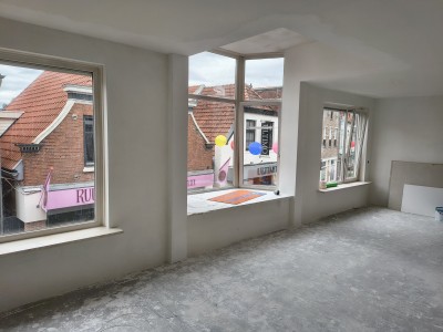 Transformatie van een voormalig winkelpand naar twee moderne binnenstadwoningen in Oldenzaal door Warmes.
