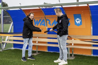 Daan Roeleveld knipte namens aannemersbedrijf Warmes het lintje door en opende daarmee de nieuwe dug-out van DTC'07.