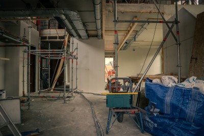Stukadoor brengt stucwerk aan op binnenwanden en plafonds in de nieuwbouw van het kantoor van Warmes.