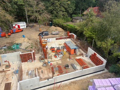 Betonkelder met hellingbaan onder luxe villa in aanbouw in Hengelo, gerealiseerd door Warmes als onderdeel van het betoncasco.