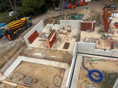 Warmes realiseert betonkelders en betoncasco's voor woningen en villa's, waaronder complete souterrains met hellingbaan en technische voorzieningen.