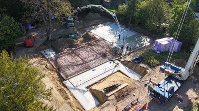 Volumineus betonwerk: complete huiskelder met hellingbaan onder architectonisch grand design