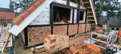 De nieuwbouwwoning van Daan in Lattrop, waar het metselwerk straks bestaat uit verschillende patronen en vakverdelingen.