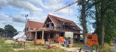 Warmes bouwt de nieuwbouwwoning van Daan Roeleveld in Lattrop, waarbij het ontwerp bestaat uit symmetrisch metselwerk met verschillende patronen en vakverdelingen.