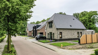 Vier levensloopbestendige woningen aan de poort van Noord Deurningen, gebouwd door aannemersbedrijf Warmes bv uit Lattrop.