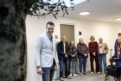 Ontwikkelaar Bert Damink van het WoonWies-concept sprak de bewoners toe namens alle betrokken partijen. 