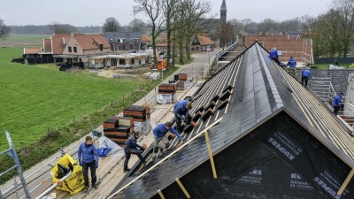 Bij aannemersbedrijf Warmes in Lattrop is pannenbier gevierd. Het traditionele pannen hangen werd zaterdag gedaan.
