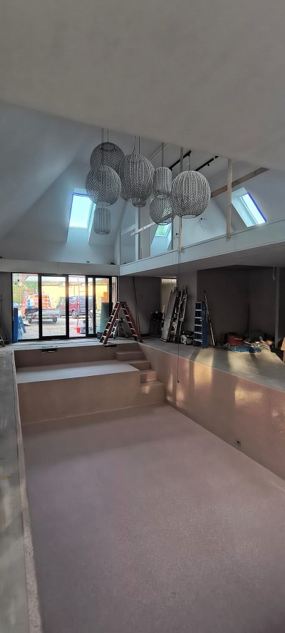 Het poolhouse in Hengelo krijgt steeds meer vorm, met een zwembad, chillruimte en fitnessruimte op de vliering.