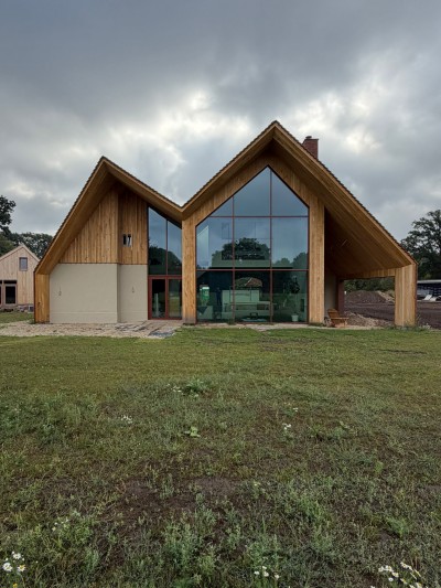 De moderne tweekapsboerderij van de familie Kamphuis in het buitengebied van Rossum bevindt zich in de afrondende fase van de bouw door Warmes.