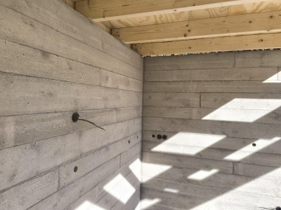 Het beton van het tuinpaviljoen krijgt een betonlook. Daarvoor is speciale bekisting gemaakt in de werkplaats van Warmes.