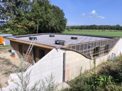 Hidden hollow in aanbouw in Lonneker: Warmes bouwt het Vossenhol, een halfondergrondse recreatiewoning met begroeiing en aardewallen.