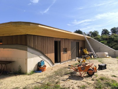 Het Vossenhol, een hidden hollow in aanbouw in Lonneker, wordt door Warmes gebouwd als halfondergrondse vakantieaccommodatie die opgaat in het landschap.