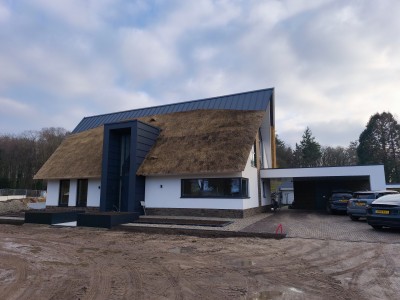 Opgeleverd: rietgedekte villa op Tankenberg
