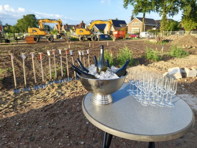 Op de Wolweide in Denekamp werd geproost op de start bouw van het nieuwbouwproject aan de Brandlichterweg.