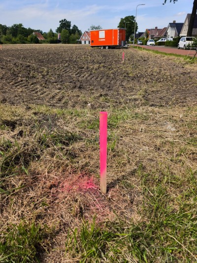 Warmes bezig met grondwerk op bouwterrein Wolweide in Denekamp voor het bouwrijp maken van 13 woningen